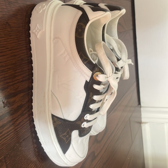 Women’s Size 7 Authentic Louis Vuitton Sneakers - Picture 3 of 4